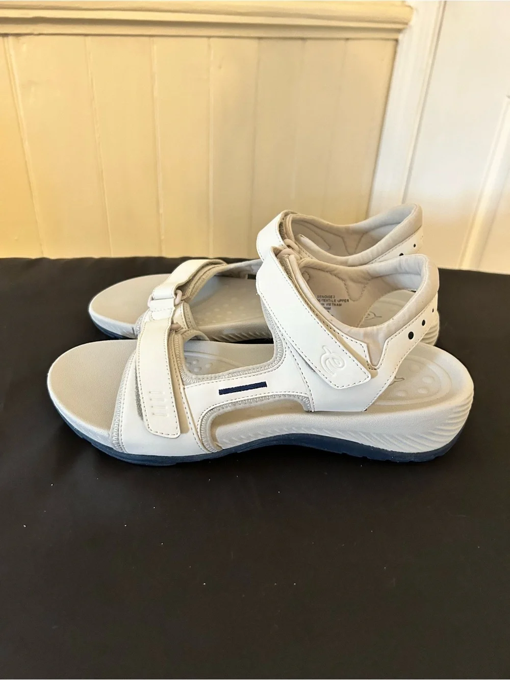 Easy Spirit Woman’s Off White/Cream Sandals/EUC